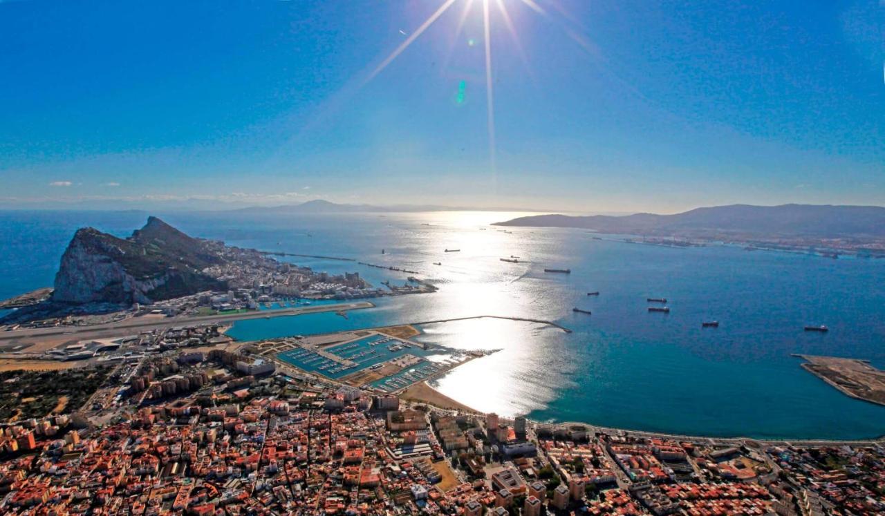Practico Apartamento A 5 Min Andando De Gibraltar Y El Centro, Frente Al Mar ลาลิเนียเดลากอนเซ็ปซีออน ภายนอก รูปภาพ